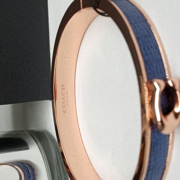 COACH ENAMEL BRACELET IN MIDNIGHT BLUE LEATHER WITH ROSE GOLD HARDWARE - Picture 5 of 12